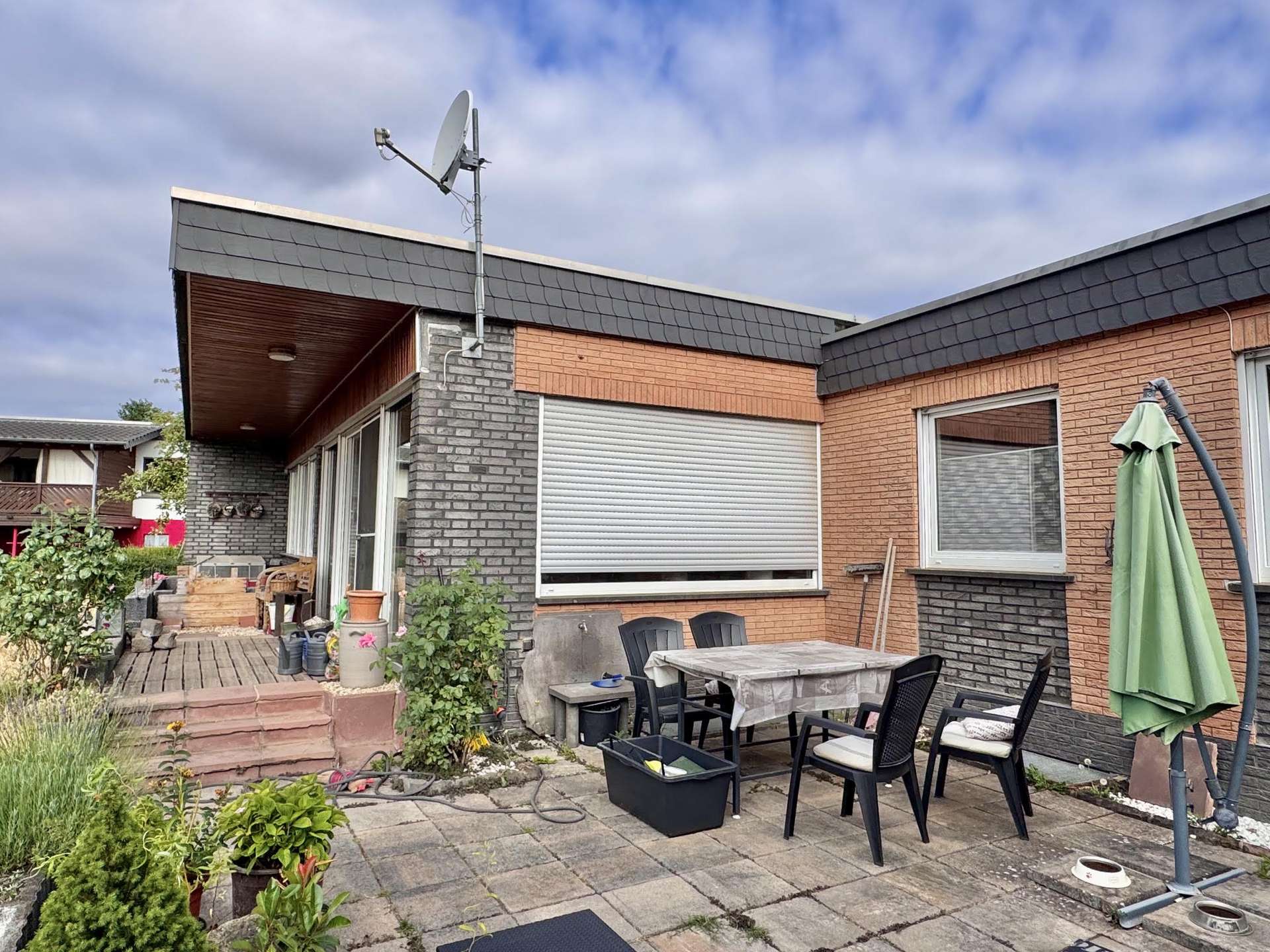 PROVISIONSFREI: Bungalow, Doppelgarage, Nebengeb&auml;ude, herrlicher Fernblick